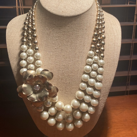 Betsey Johnson Graduated Pearl Necklace with Diamanté & Gold-tone Flower Detail. - Picture 7 of 7